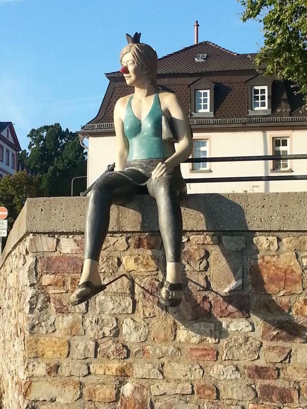 Die Froschkönigin von Birgit Helmy am Rheinufer Wiesbaden-Biebrich.